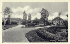 14261 Gezicht in de Beetzlaan/Hellingweg met bebouwing en bomenrijen te Soestdijk (gemeente Soest) uit het zuidoosten.